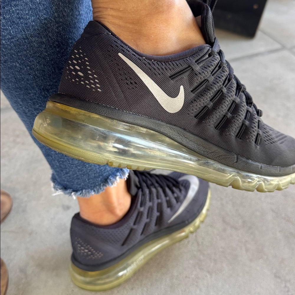 Nike unisex - Men's Black and Green Athletic Shoes/ unisex
